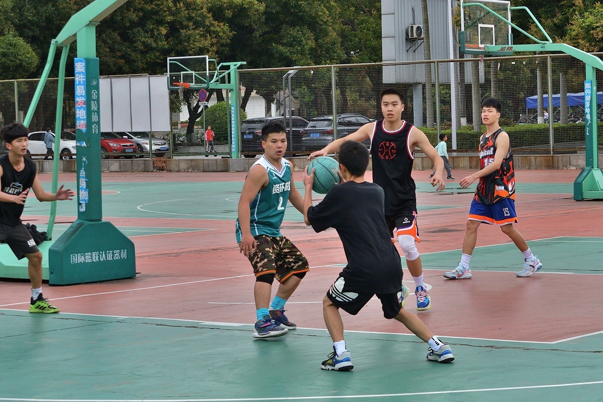 篮球场上的学生