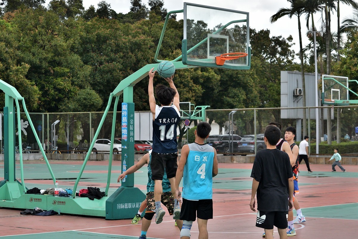 篮球场上的学生