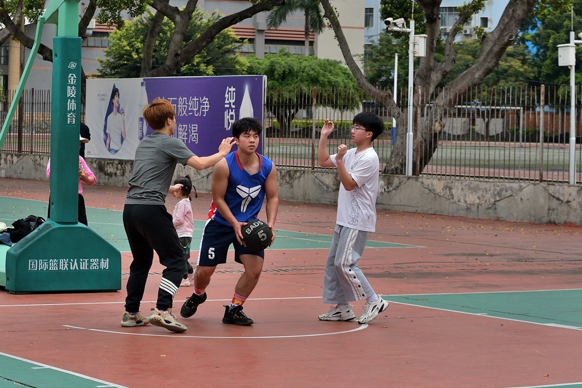 篮球场上的学生