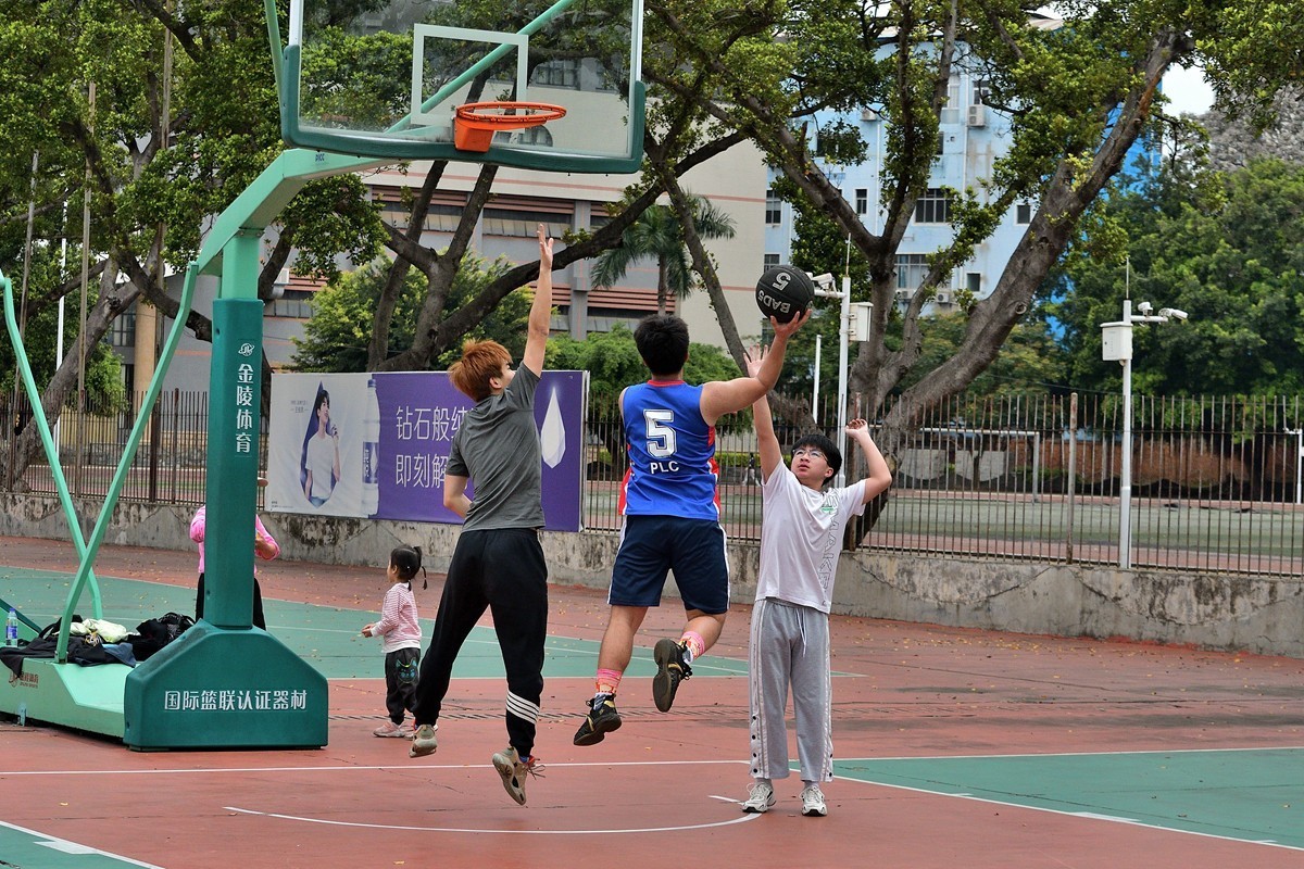 篮球场上的学生