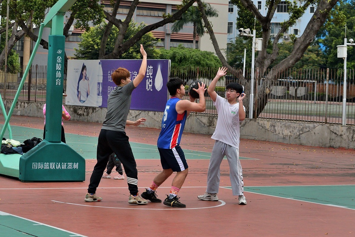 篮球场上的学生