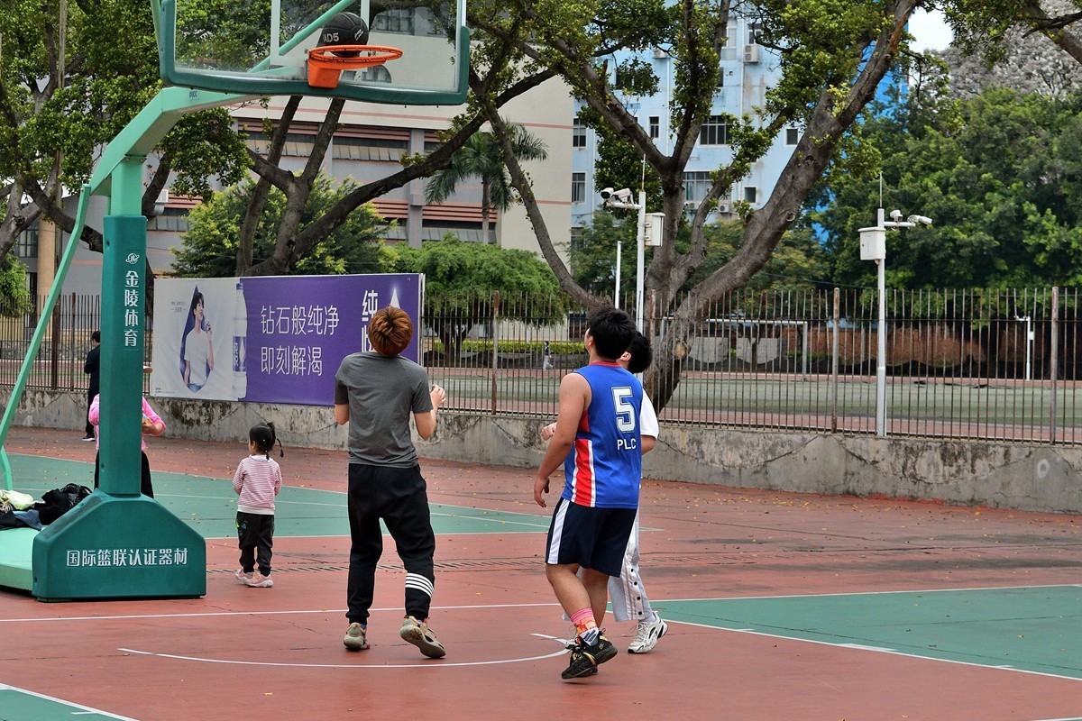 篮球场上的学生