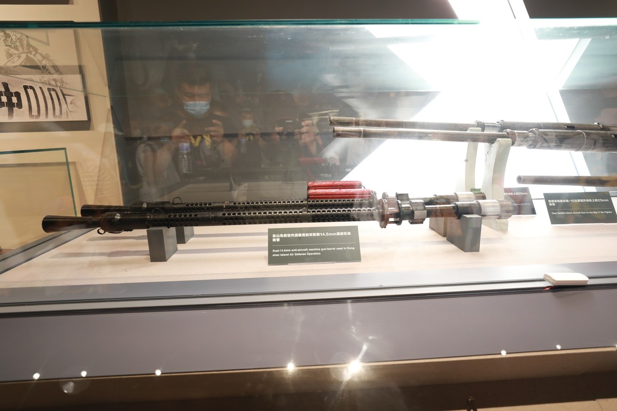 展馆中各个时期的武器装备