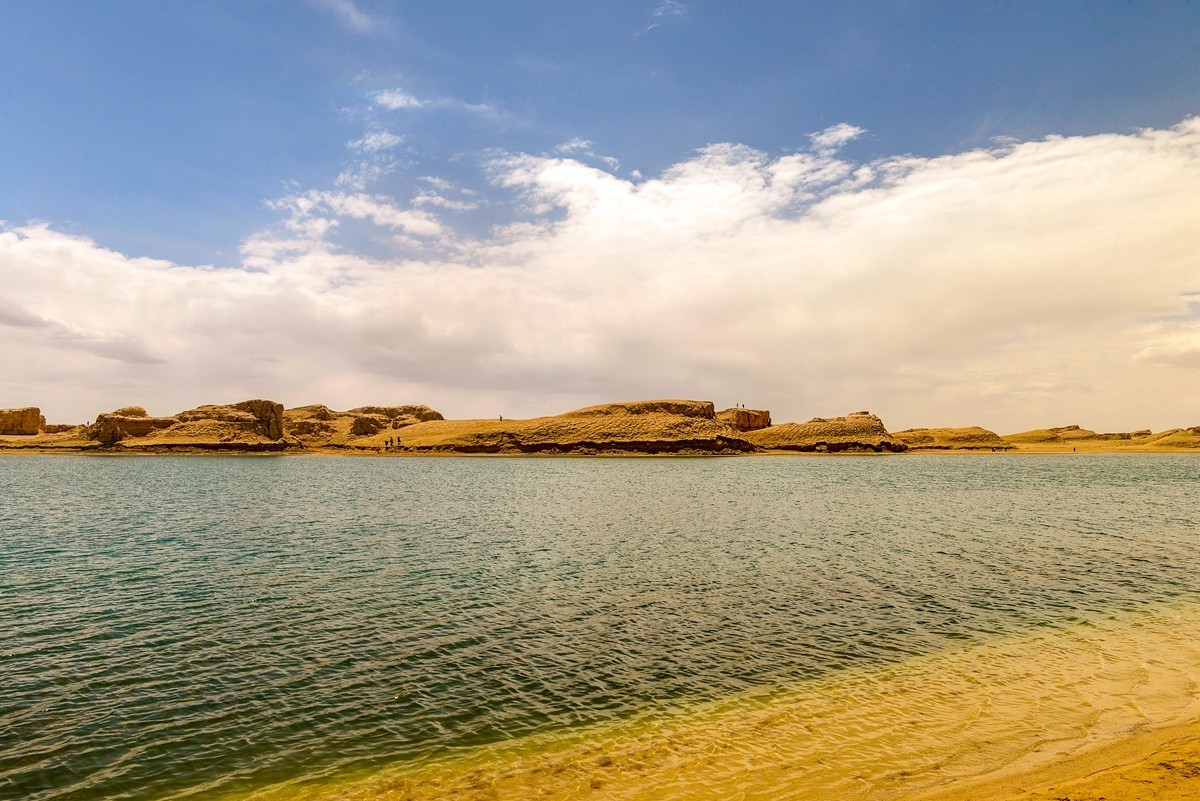 乌素特（水上）雅丹（下）