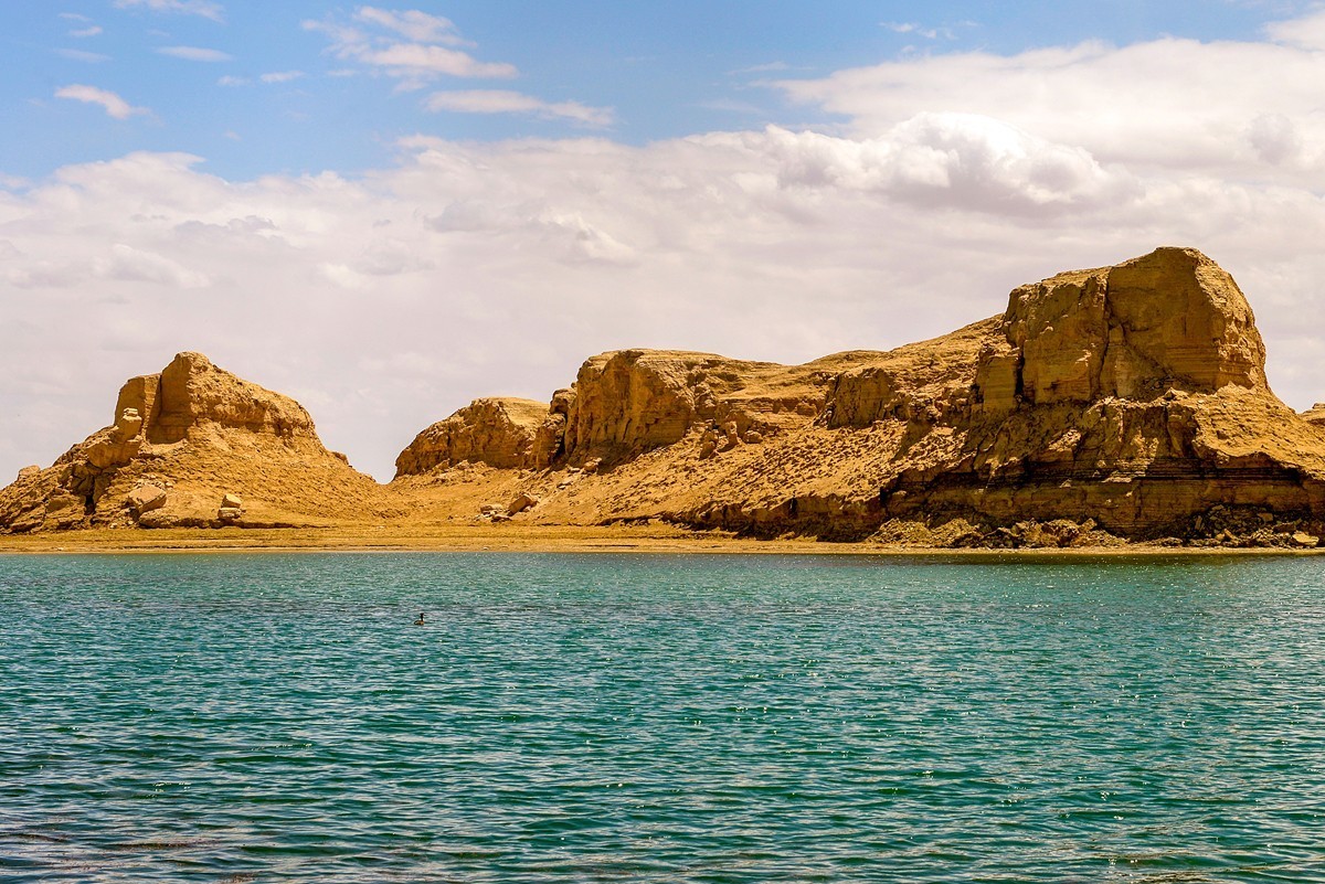 乌素特（水上）雅丹（下）