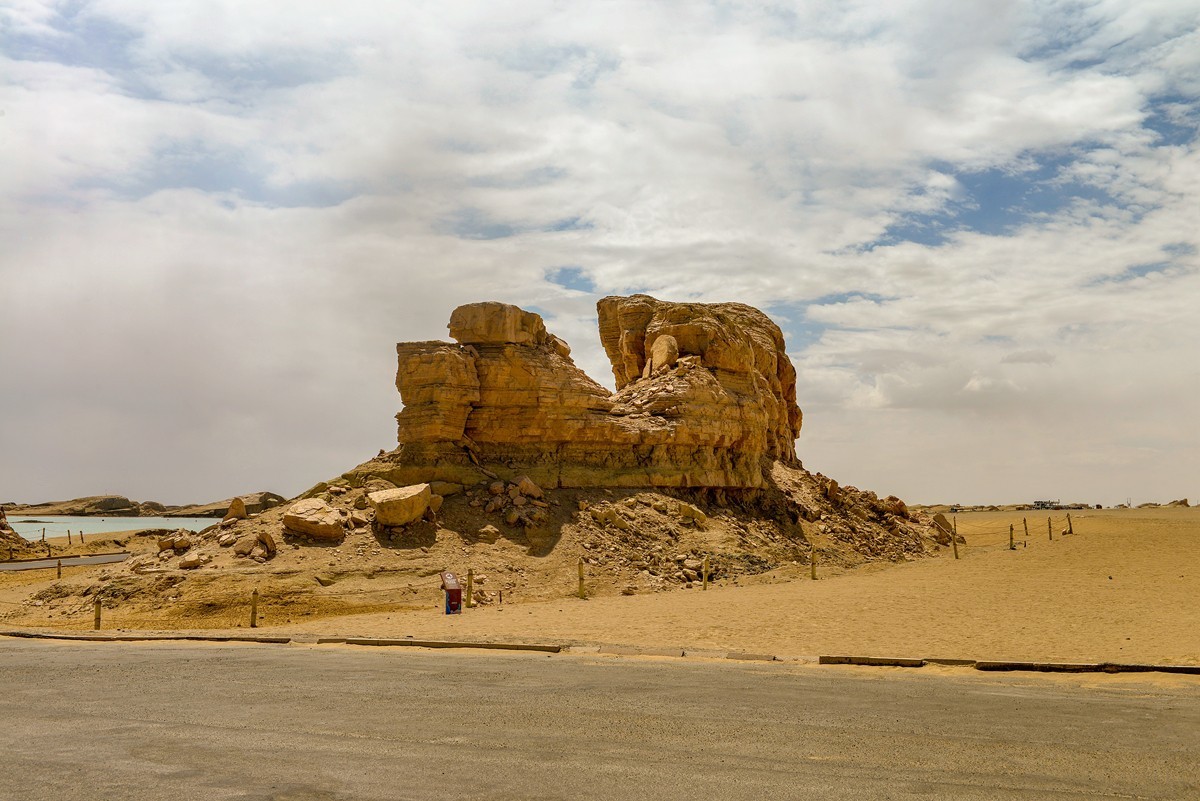 乌素特（水上）雅丹（下）