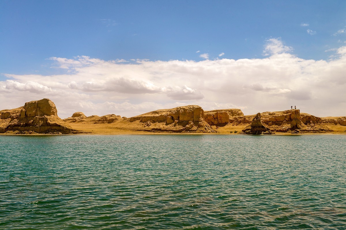 乌素特（水上）雅丹（下）