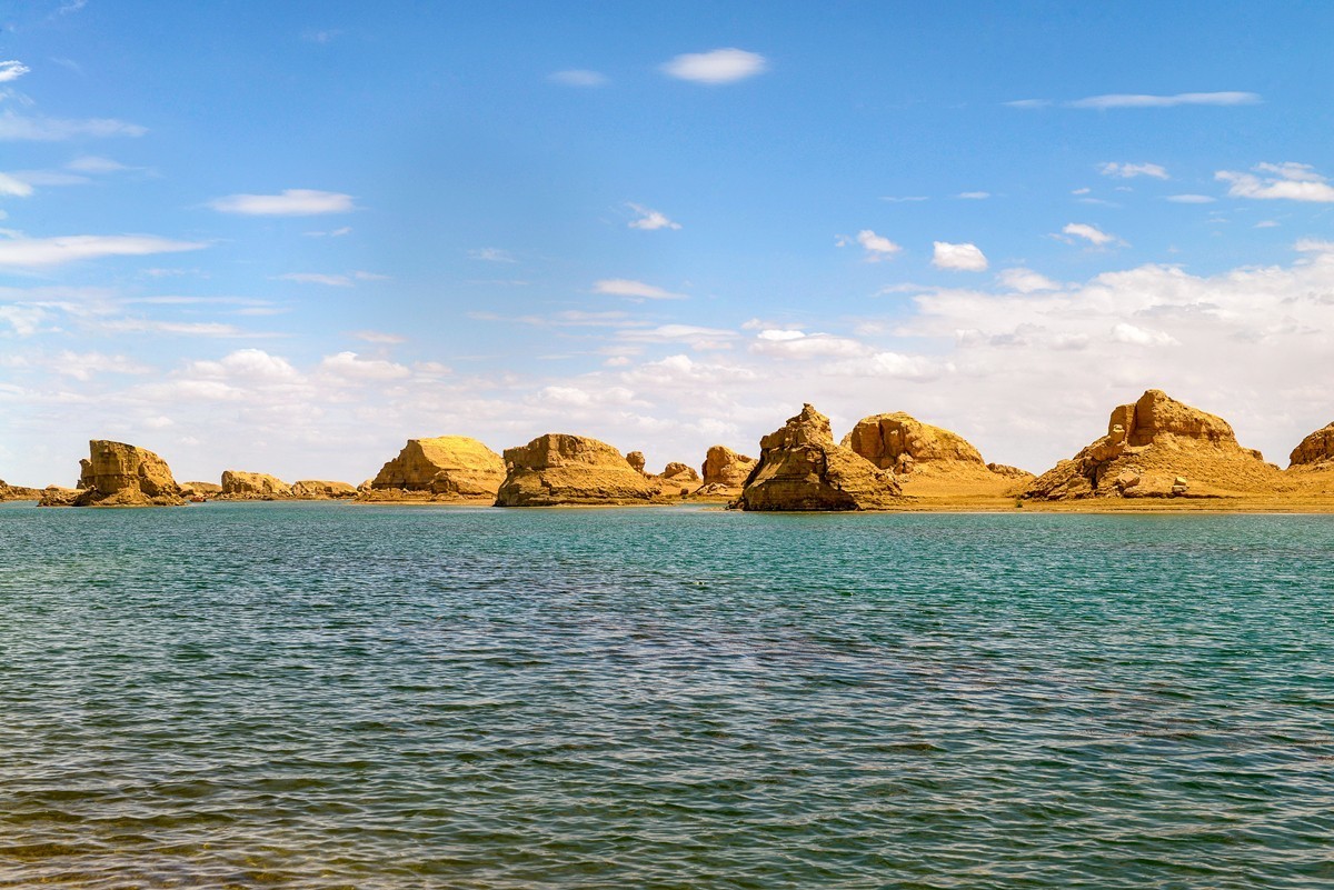 乌素特（水上）雅丹（下）