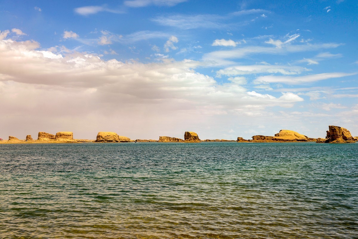 乌素特（水上）雅丹（下）