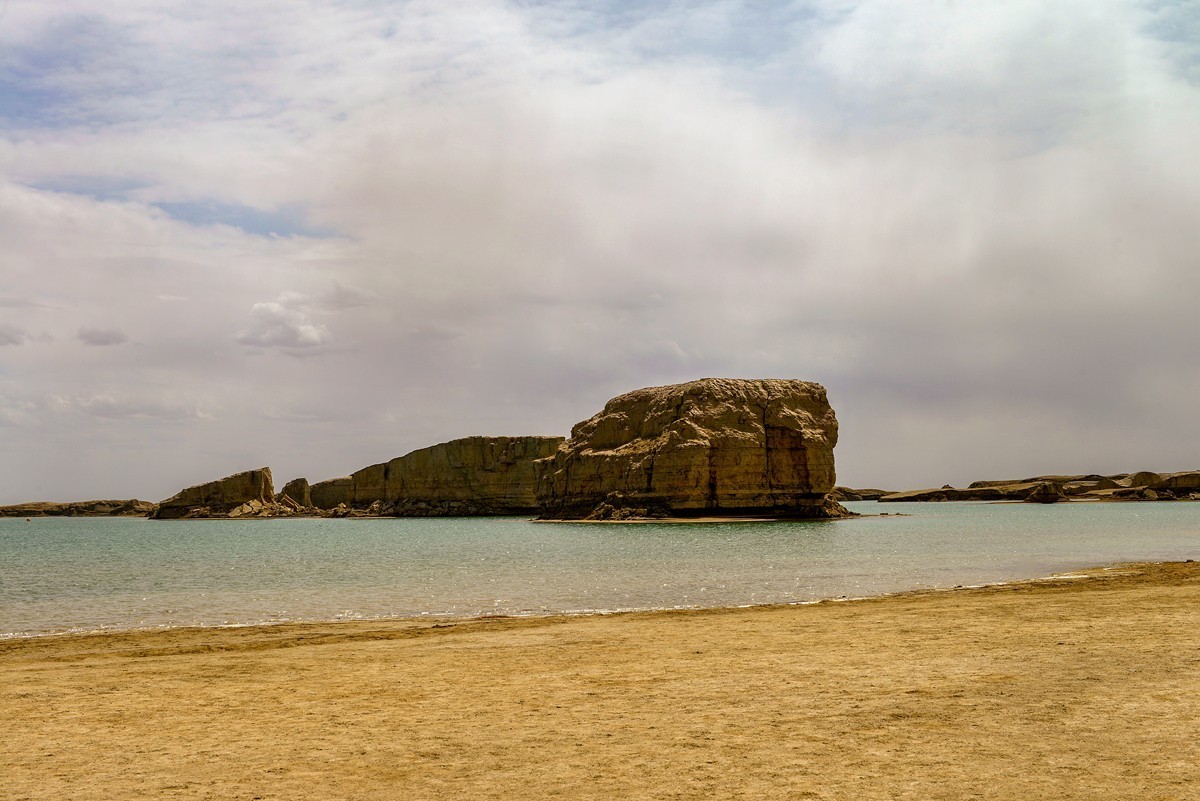 乌素特（水上）雅丹（下）