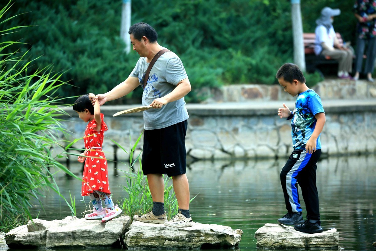 2022年拍荷塘游人