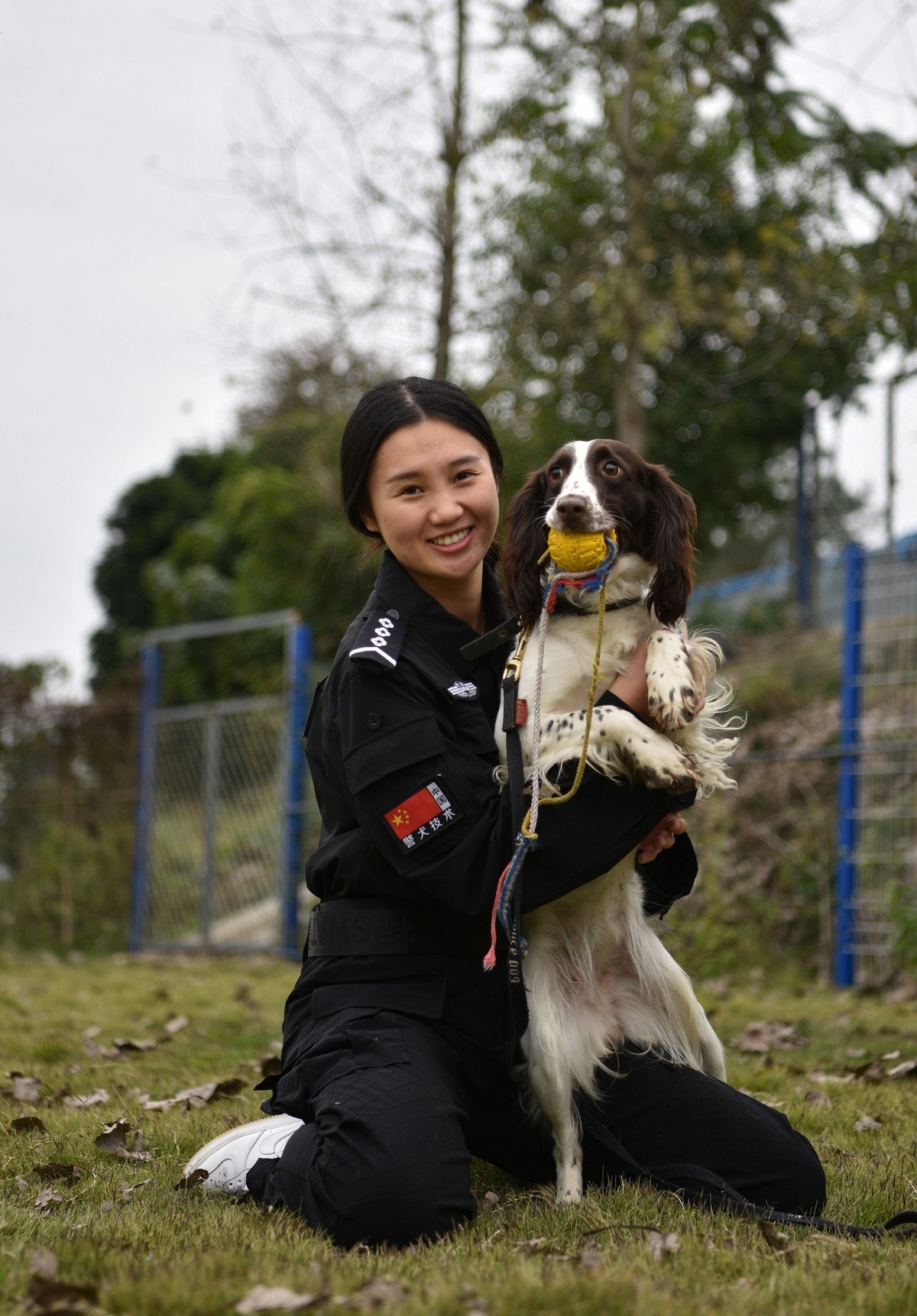 6抓拍公安警犬训练警花与警犬