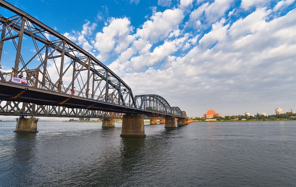 游走在丹东的鸭绿江边