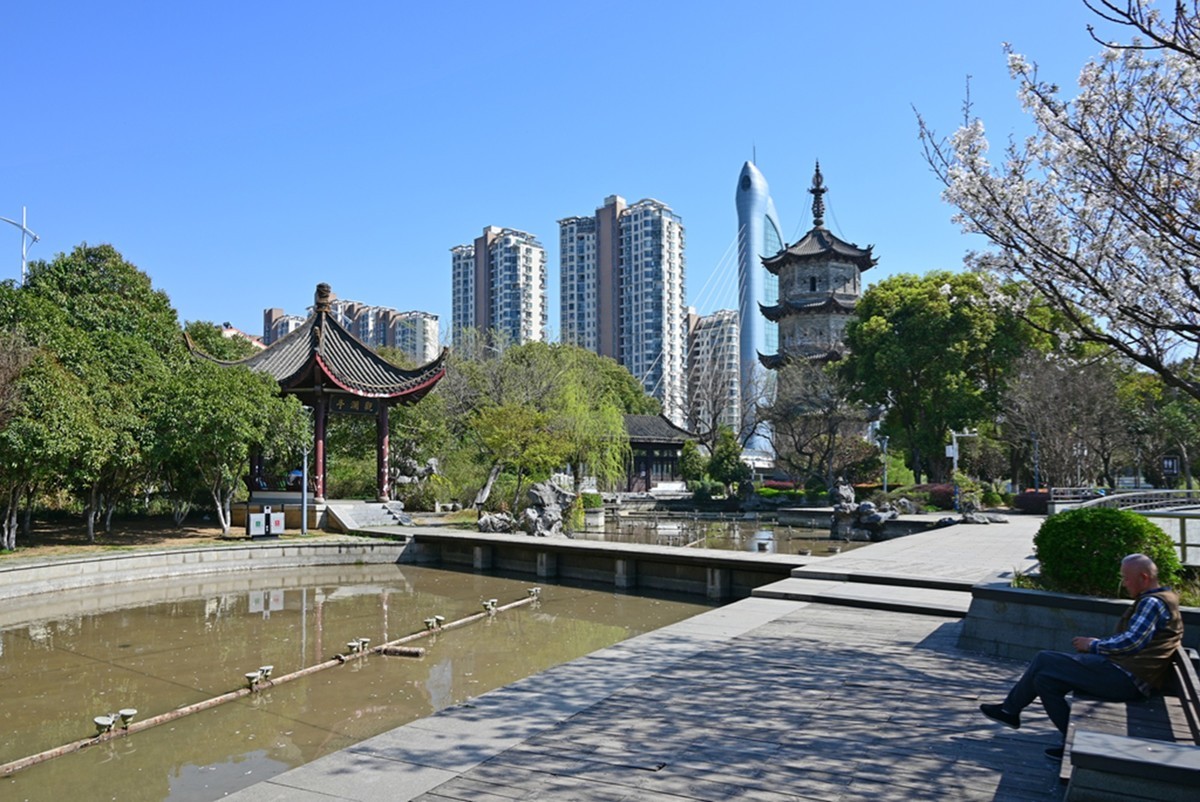 滨江春色