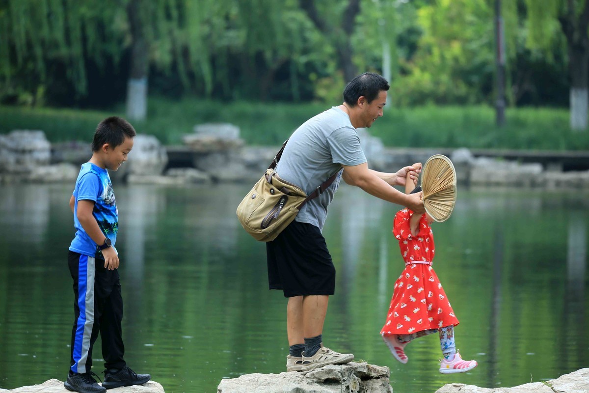 2022年拍荷塘游人
