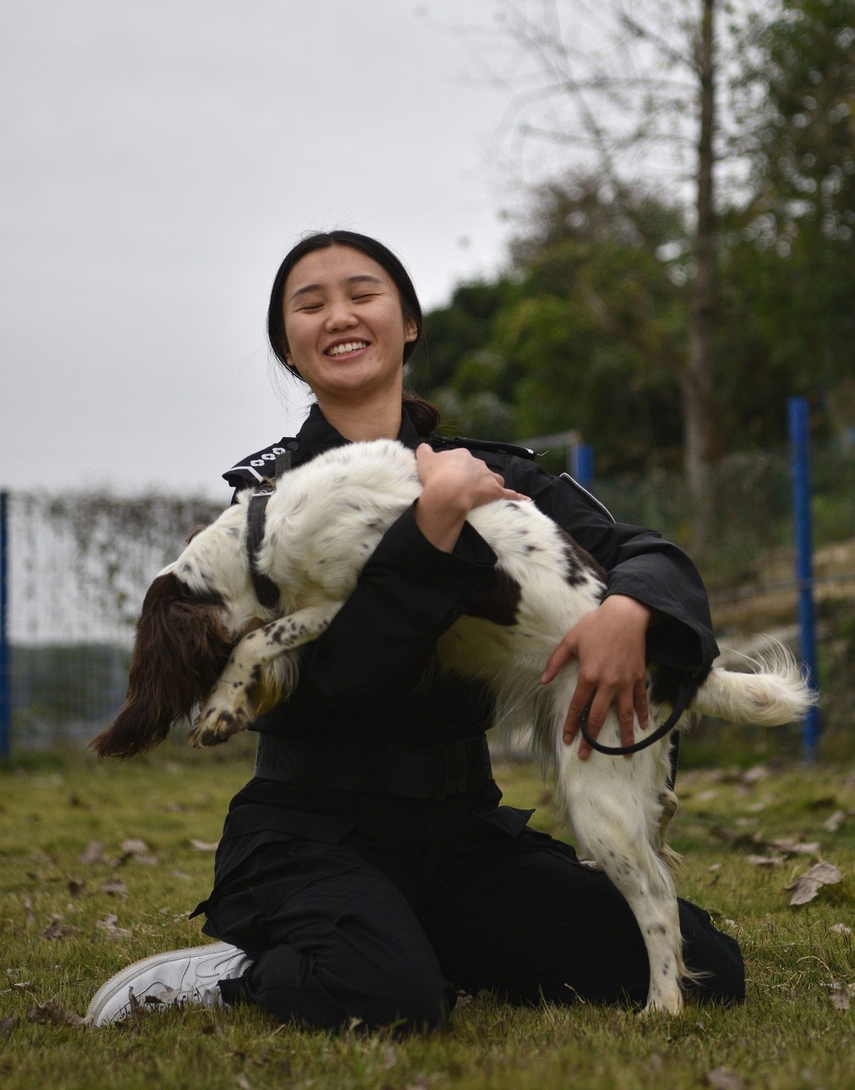 将女警训练成警犬图片