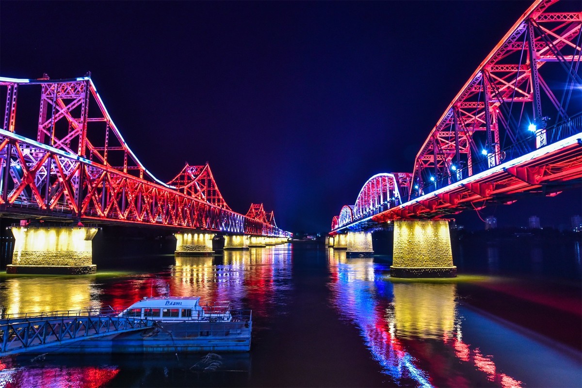 游走在丹东的鸭绿江边