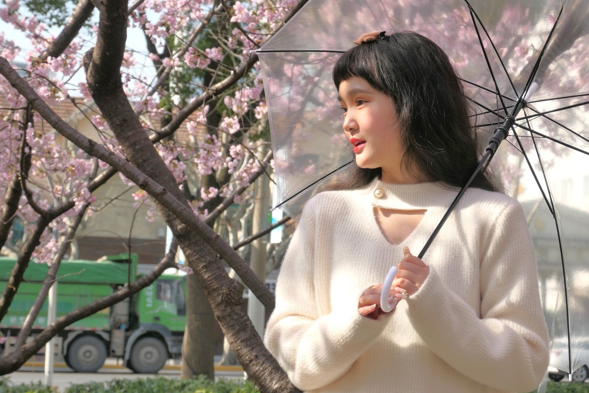【捧花的女孩】——摄于上海桂林公园