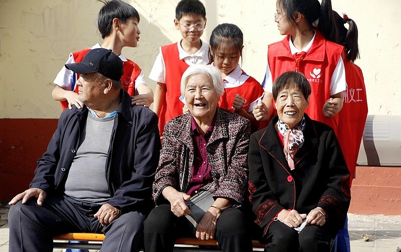 《不老松：纪实摄影》【爱在重阳节、情暖夕阳红】义工进小区！ (42)献上一份小小的爱