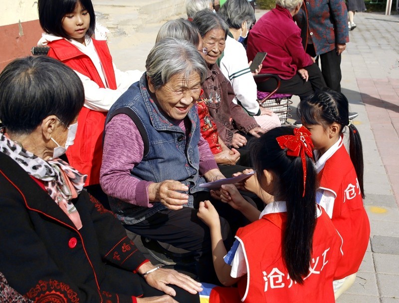 《不老松：纪实摄影》【爱在重阳节、情暖夕阳红】义工进小区！ (42)献上一份小小的爱