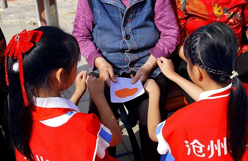 《不老松：纪实摄影》【爱在重阳节、情暖夕阳红】义工进小区！ (42)献上一份小小的爱