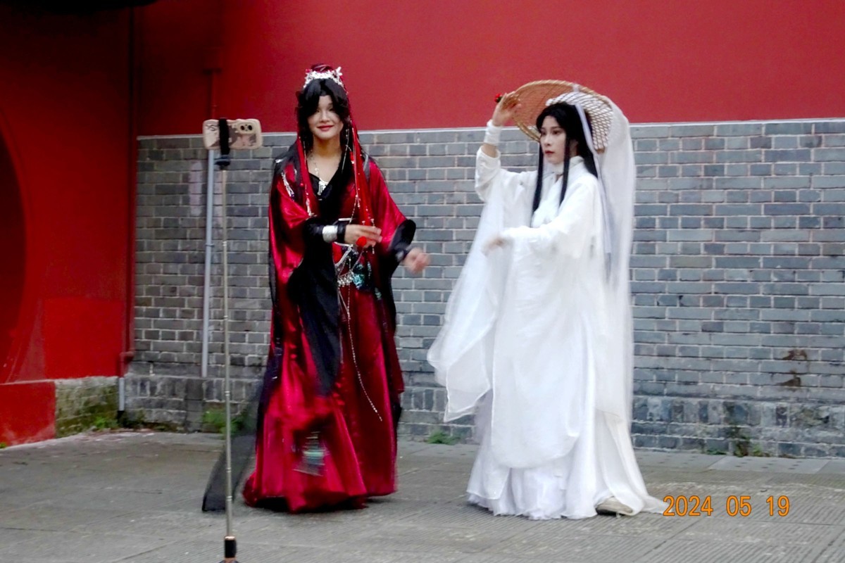 “白素贞”红墙打卡