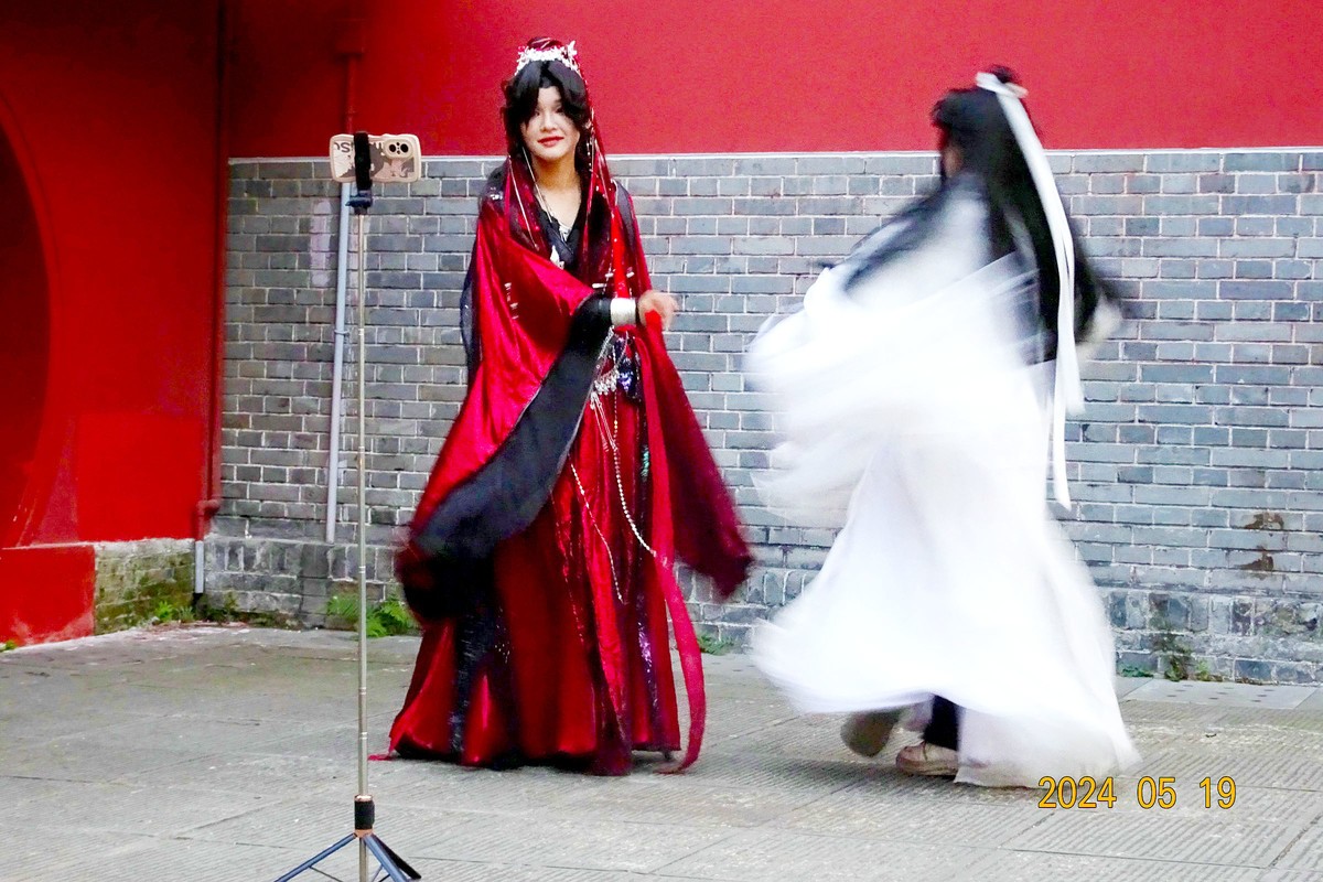 “白素贞”红墙打卡