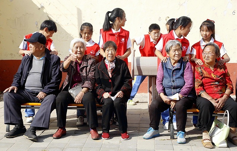 《不老松：纪实摄影》【爱在重阳节、情暖夕阳红】义工进小区！ (42)献上一份小小的爱