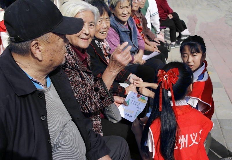 《不老松：纪实摄影》【爱在重阳节、情暖夕阳红】义工进小区！ (42)献上一份小小的爱