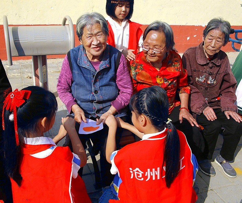 《不老松：纪实摄影》【爱在重阳节、情暖夕阳红】义工进小区！ (42)献上一份小小的爱
