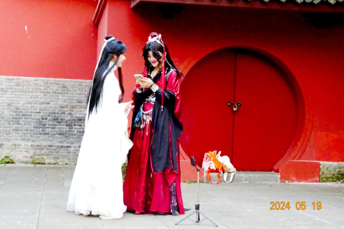 “白素贞”红墙打卡