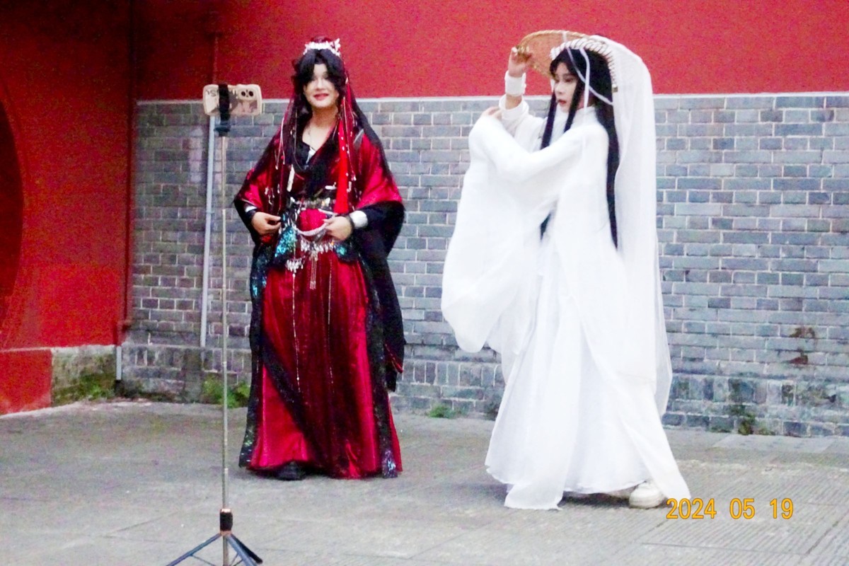 “白素贞”红墙打卡