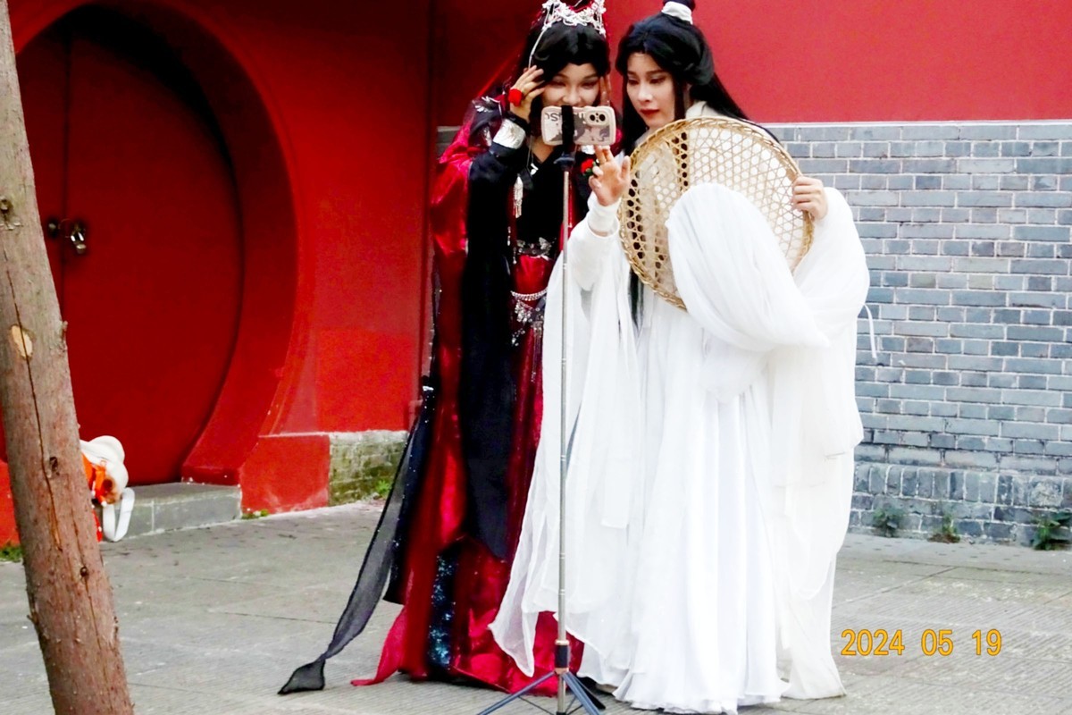 “白素贞”红墙打卡