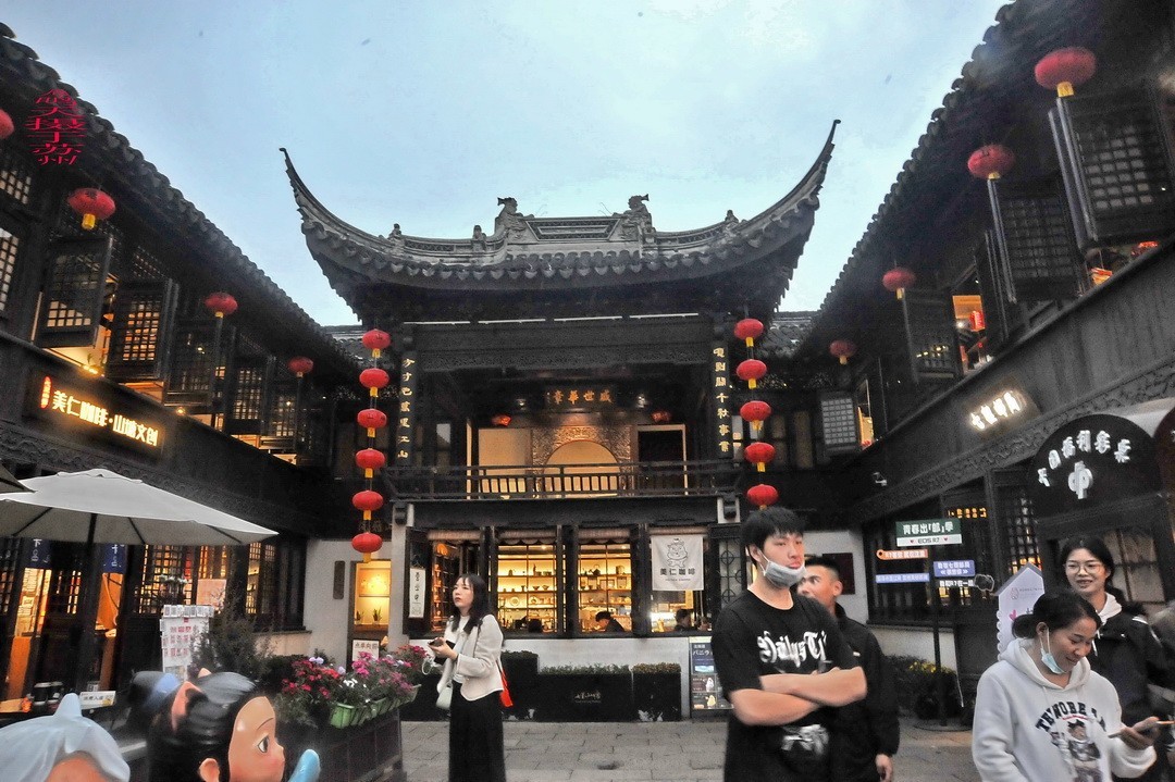 夜游中国威尼斯-七里山塘          周鸣天