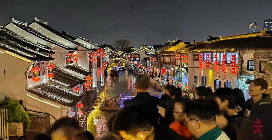 夜游中国威尼斯-七里山塘          周鸣天
