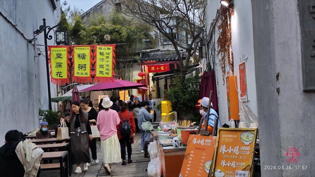 夜游中国威尼斯-七里山塘          周鸣天