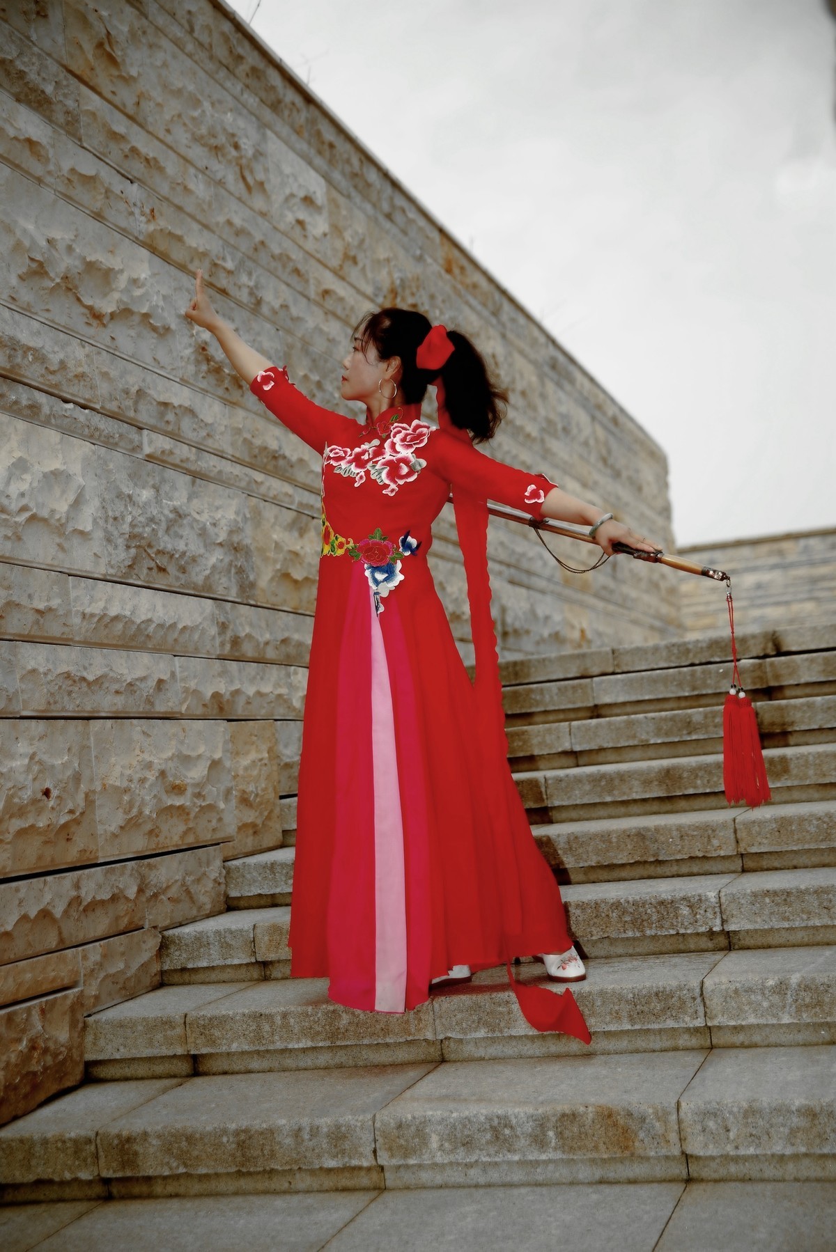 盘龙城遗址公园的剑侠美女！