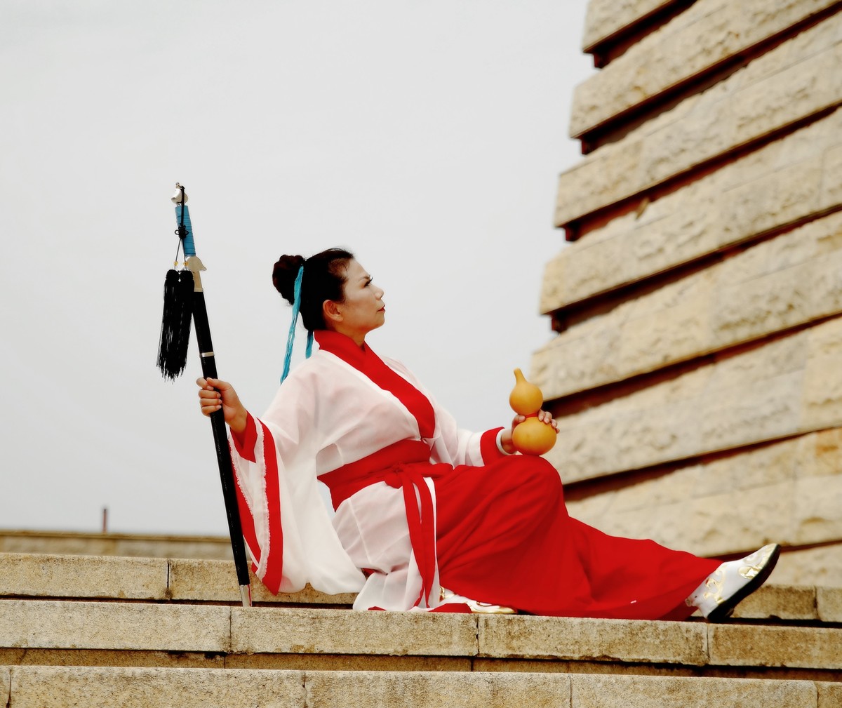 盘龙城遗址公园的剑侠美女！