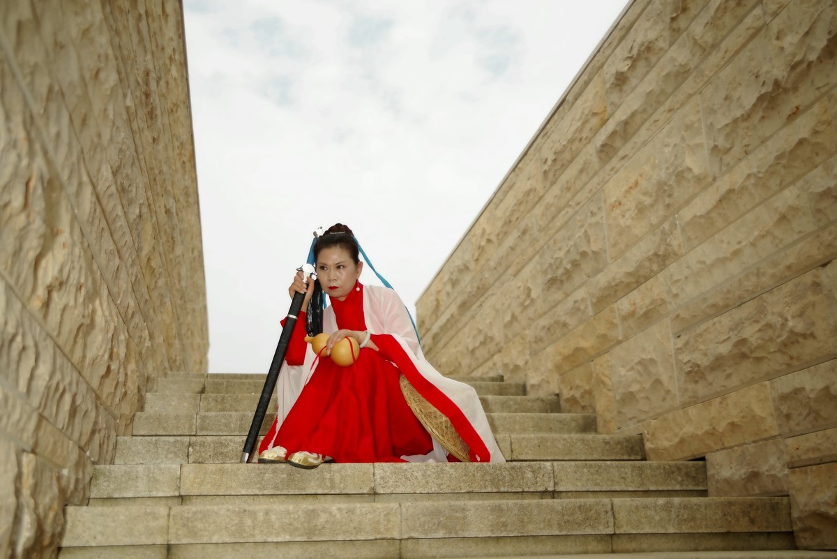 盘龙城遗址公园的剑侠美女！