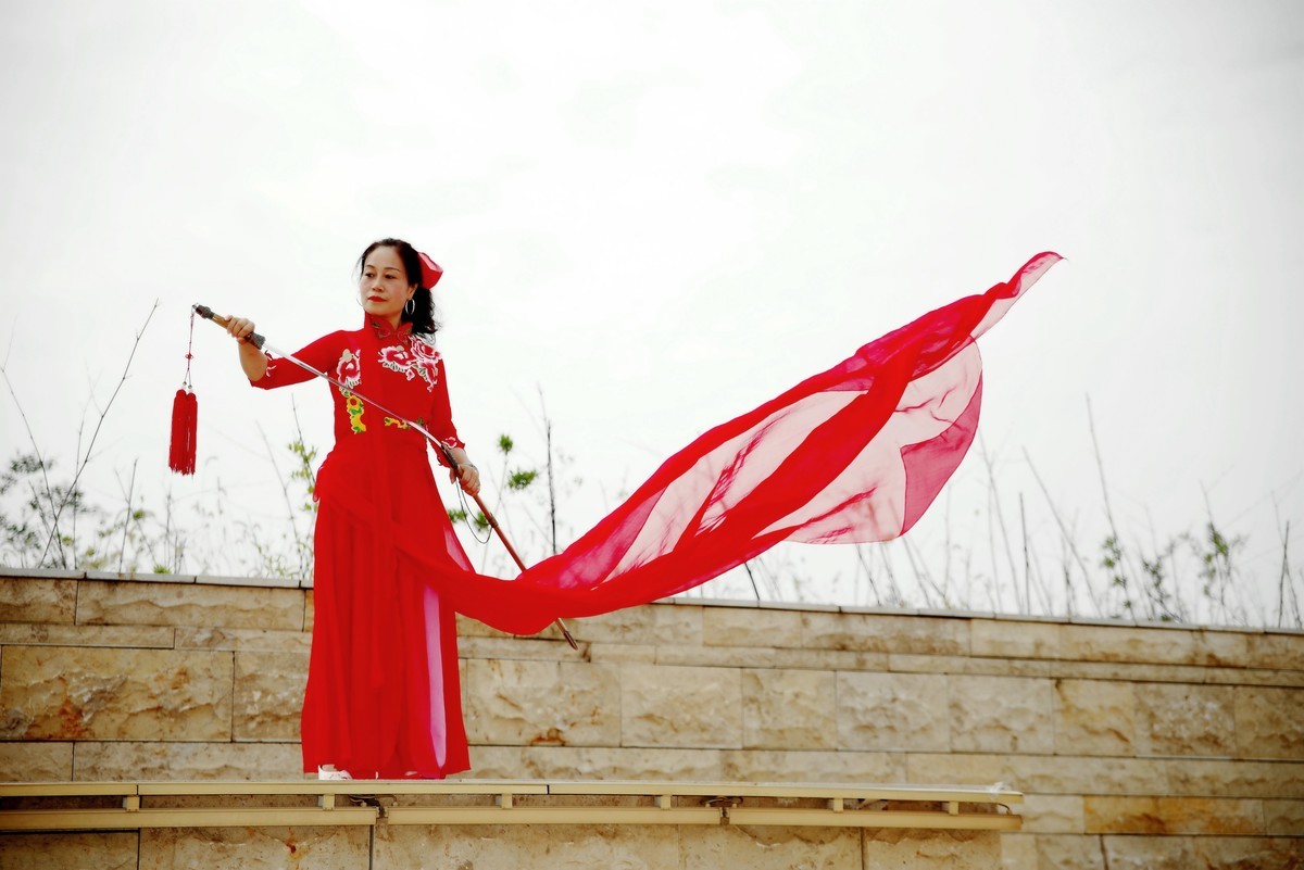 盘龙城遗址公园的剑侠美女！