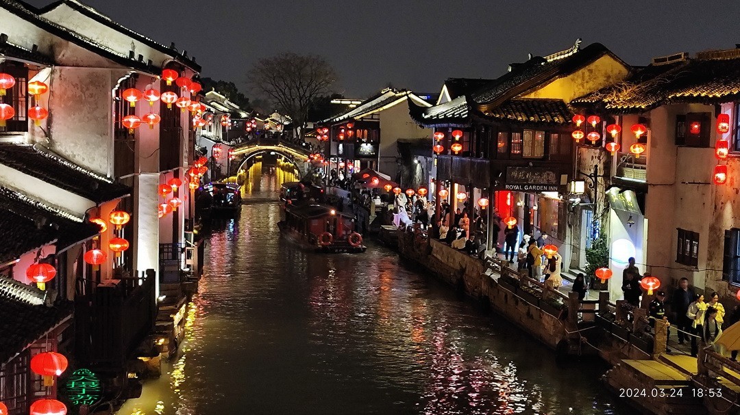 夜游中国威尼斯-七里山塘          周鸣天