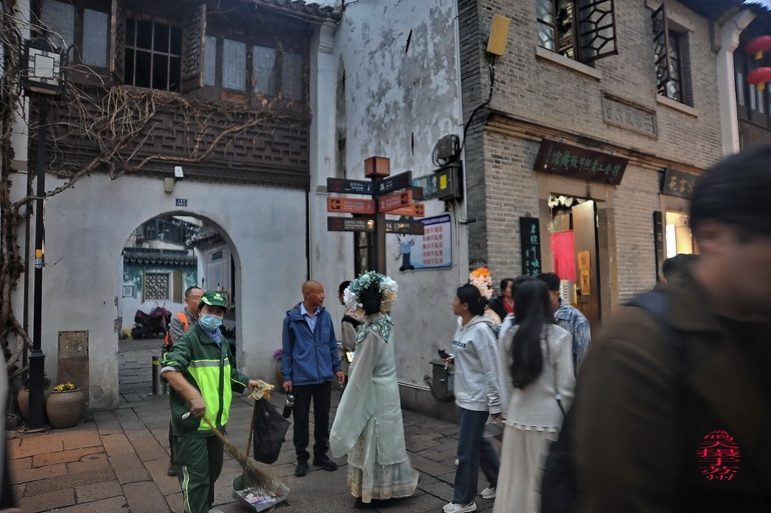 夜游中国威尼斯-七里山塘          周鸣天