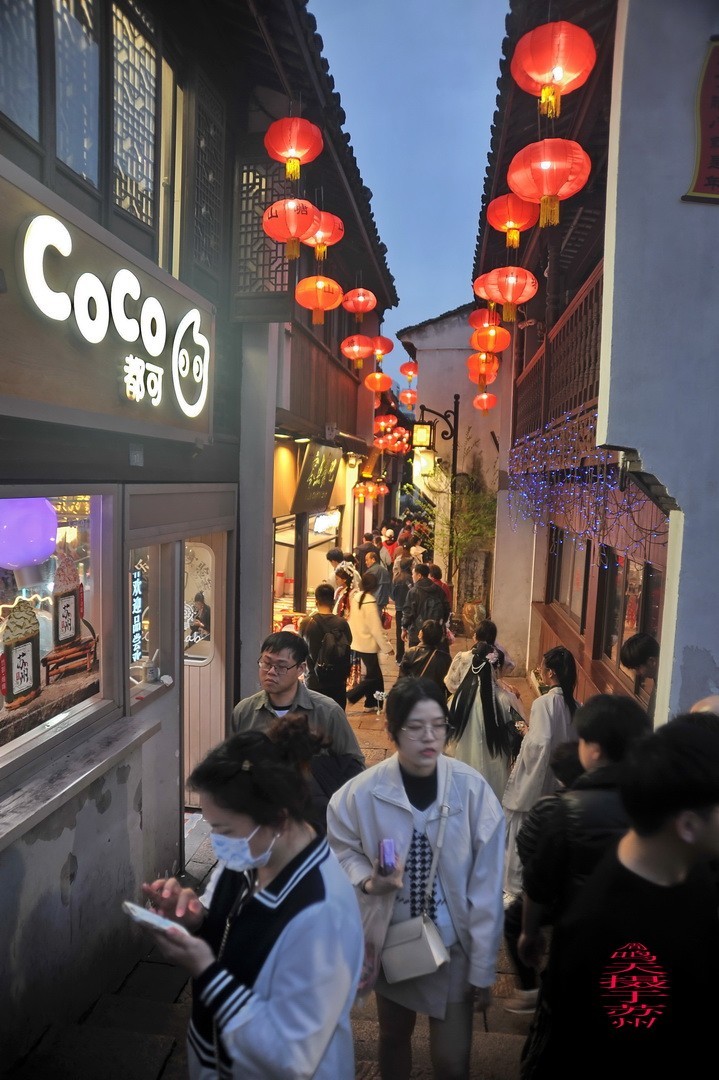 夜游中国威尼斯-七里山塘          周鸣天