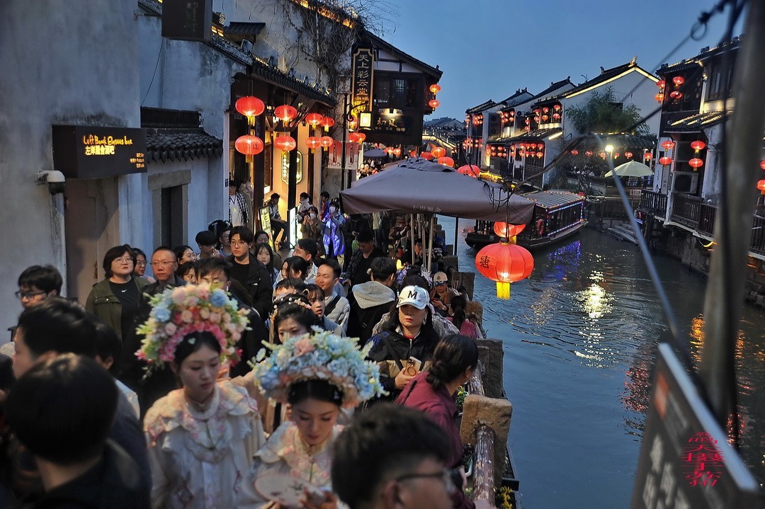 夜游中国威尼斯-七里山塘          周鸣天