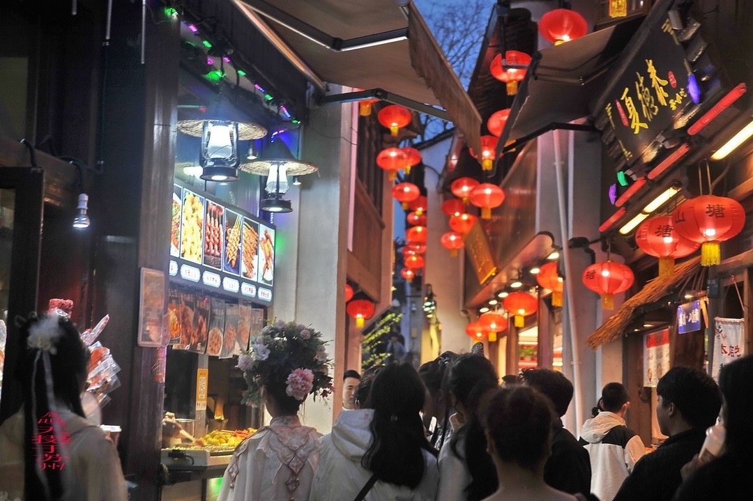 夜游中国威尼斯-七里山塘          周鸣天
