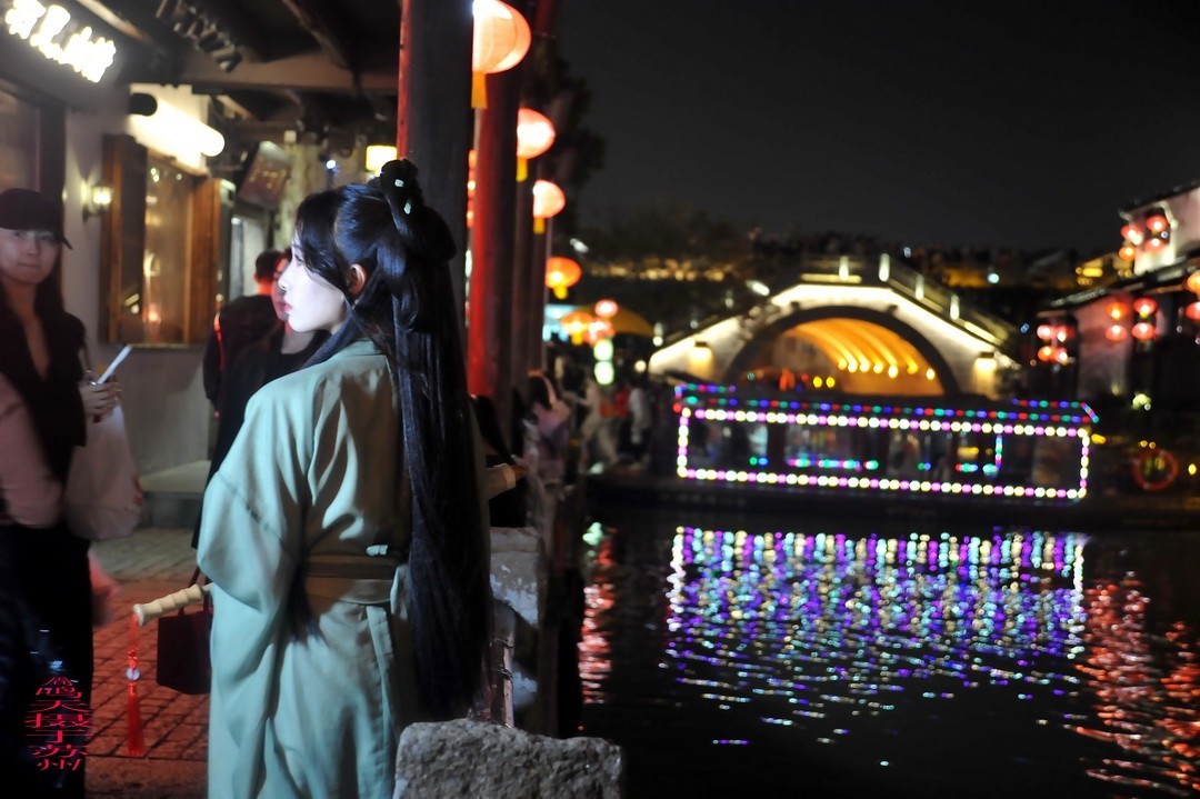 夜游中国威尼斯-七里山塘          周鸣天