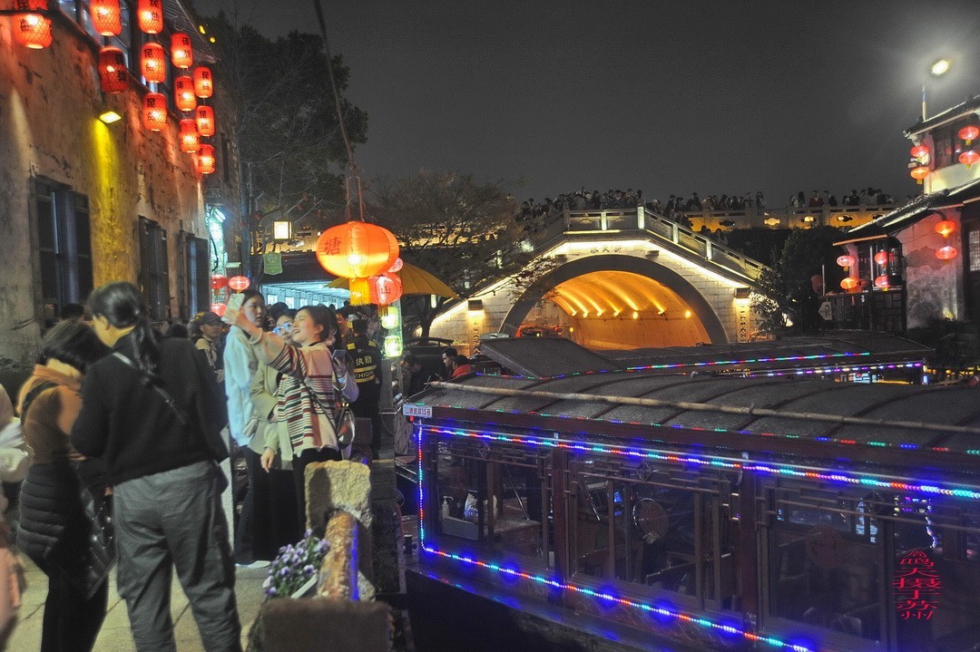 夜游中国威尼斯-七里山塘          周鸣天