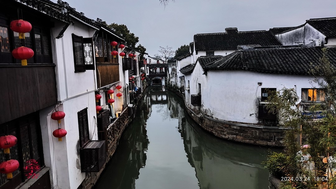 夜游中国威尼斯-七里山塘          周鸣天