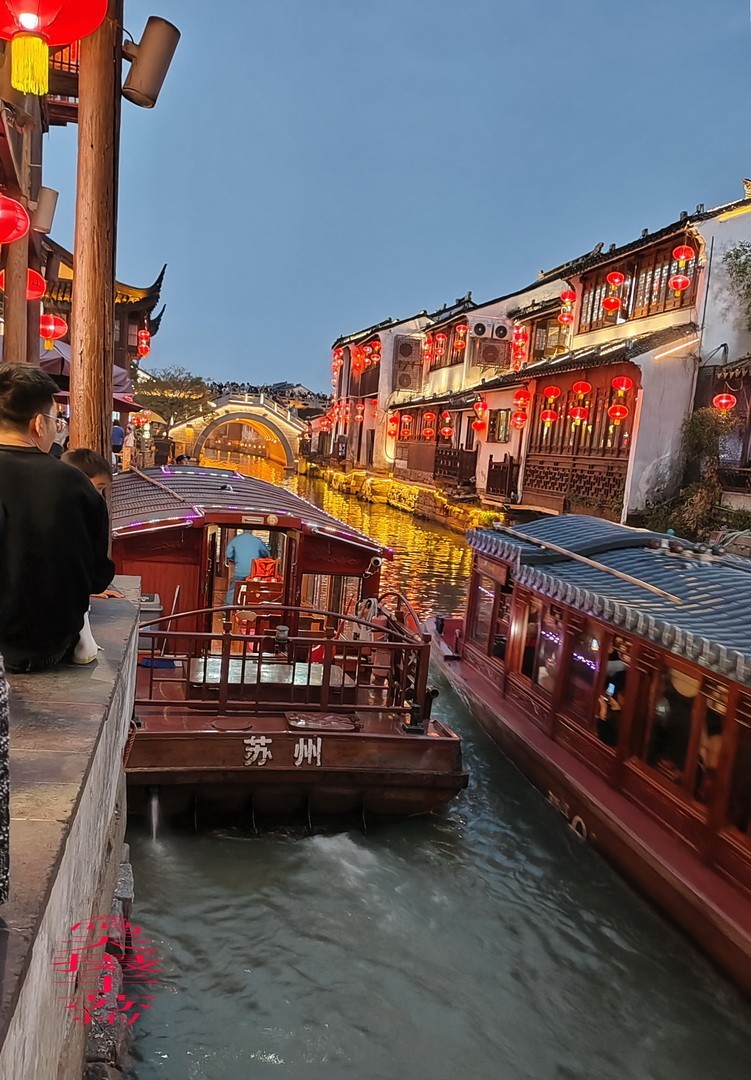 夜游中国威尼斯-七里山塘          周鸣天