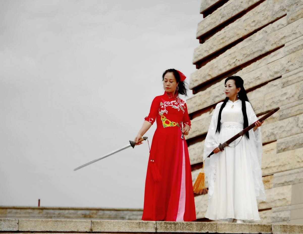 盘龙城遗址公园的剑侠美女！